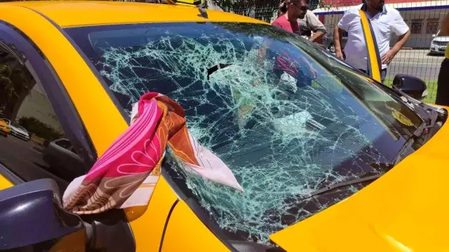 Yaya geçidinden geçen kadın, korkunç kazada can verdi! Çarpan taksi 50 metre sonra durabildi Yaya geçidinden geçen kadın, korkunç kazada can verdi! Çarpan taksi 50 metre sonra durabildi