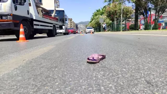 Yaya geçidinden geçen kadın, korkunç kazada can verdi! Çarpan taksi 50 metre sonra durabildi Yaya geçidinden geçen kadın, korkunç kazada can verdi! Çarpan taksi 50 metre sonra durabildi