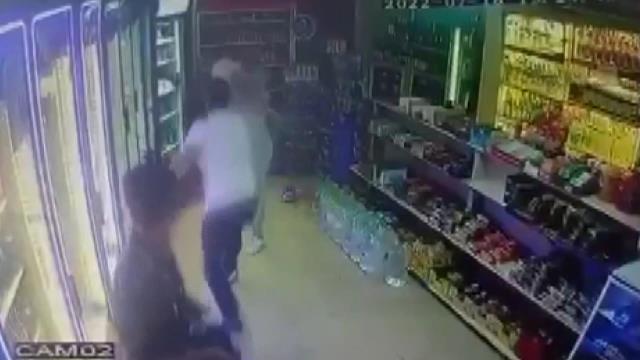 Yolda yürürken tacize uğrayan genç kadın sığındığı tekel bayisinde öldüresiye dövüldü