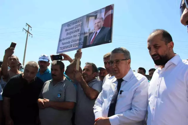 Yüzde 78 zam alan belediye işçileri, başkanı davul zurnayla karşıladı Yüzde 78 zam alan belediye işçileri, başkanı davul zurnayla karşıladı