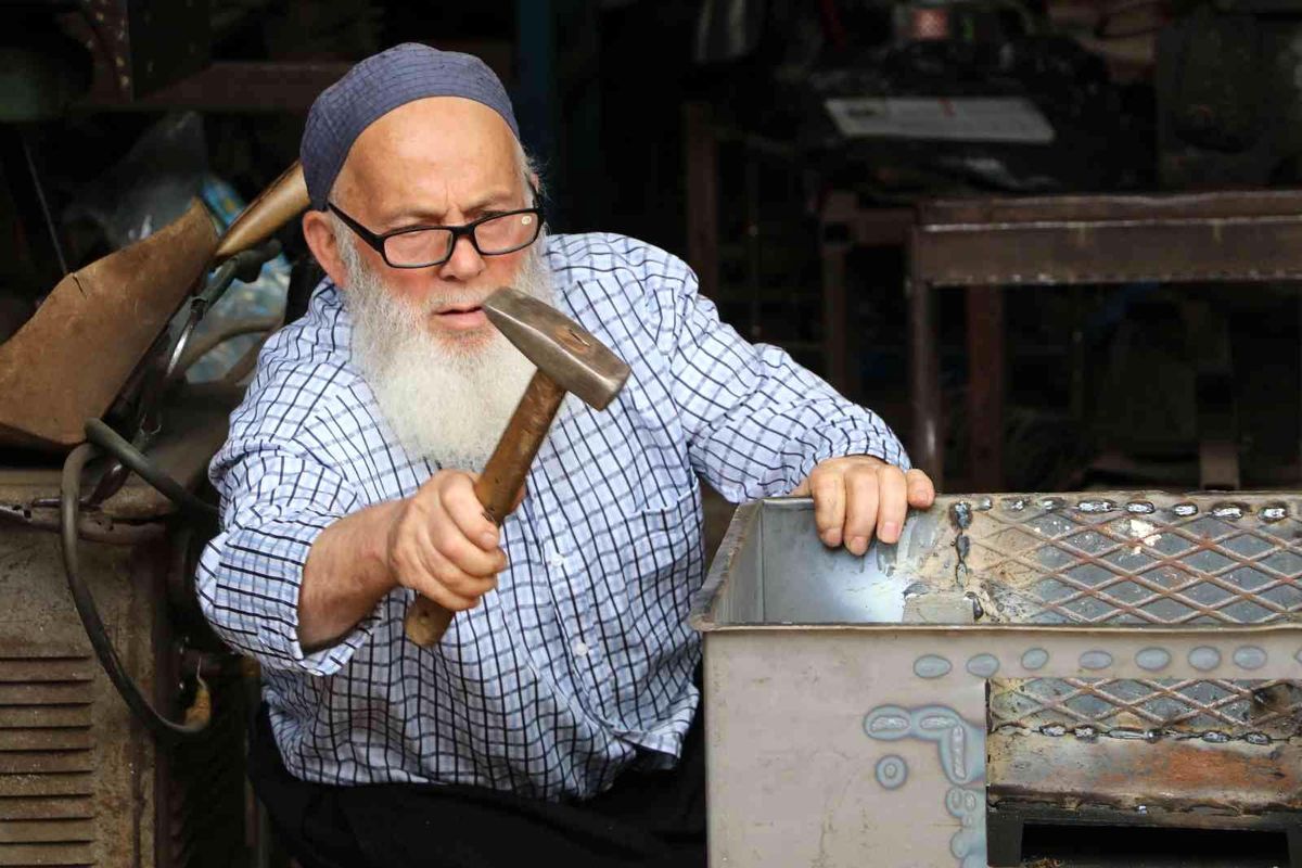 75 yaşındaki soba ustası, unutulmaya yüz tutmuş mesleğini yaşatmaya çalışıyor