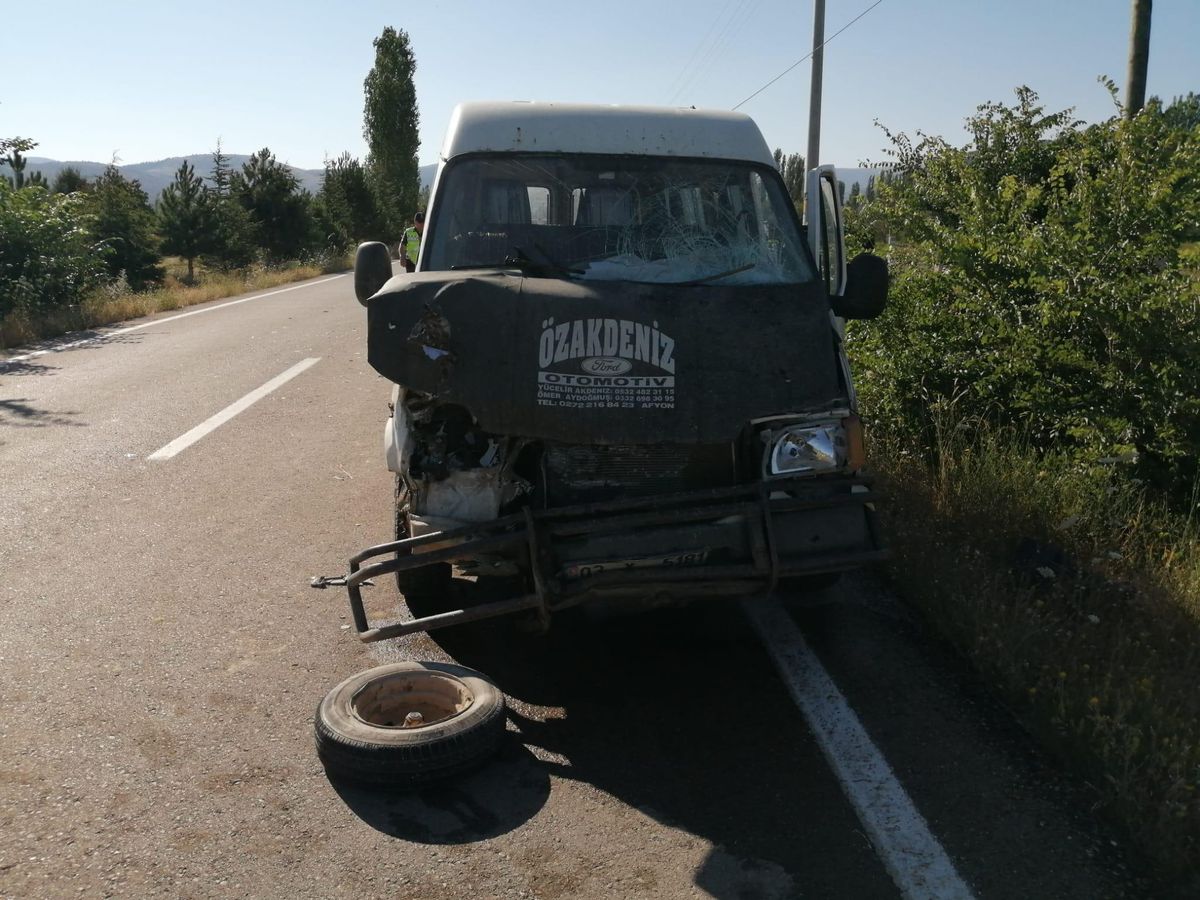 Afyon haberleri: Afyonkarahisar'da minibüs ile tarım aracının çarpışması sonucu 5 kişi yaralandı