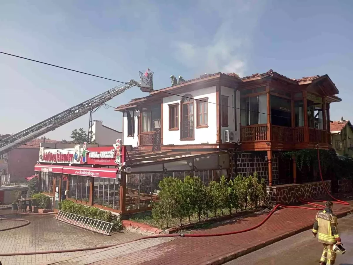 Son dakika haberleri | Başkentte korkutan yangın... Bacadan sıçrayan alevler restoran çatısını sardı