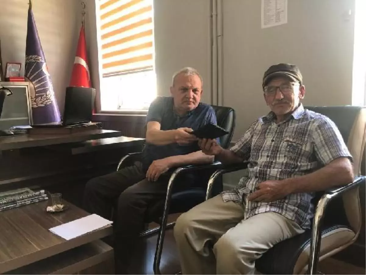 İş yerinde bulduğu altın ve para dolu çantayı sahibine teslim etti, karşılığında teşekkür aldı