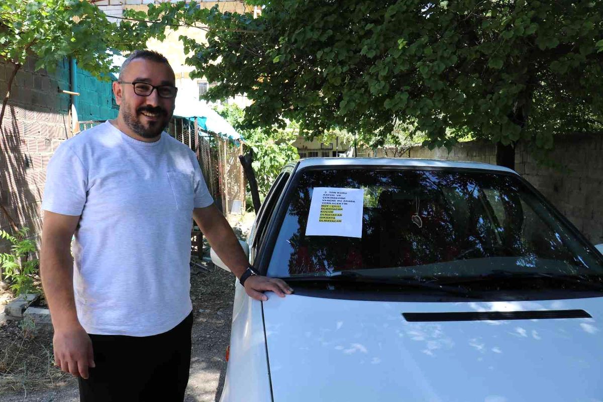 Aracını kayısı ile takas etme yoluna gitti, ilanı okuyan telefona sarılıyor