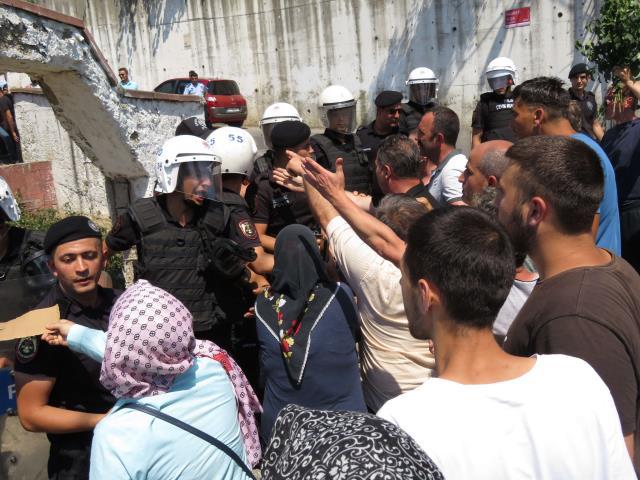 Kentsel dönüşüm gerginliği! Mahalleli yıkım için gelen ekiplere engel oldu, arbede sırasında polis havaya ateş açtı