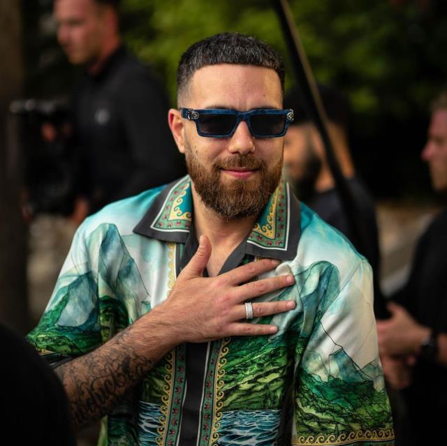 Konserinde yüzüne para atılan rapçi Murda, çileden çıktı: Fakir mi görünüyoruz, o paranın 200 katını suratına fırlatırım Konserinde yüzüne para atılan rapçi Murda, çileden çıktı: Fakir mi görünüyoruz, o paranın 200 katını suratına fırlatırım