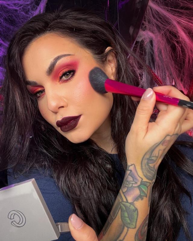 Makyaj yaparken işlenmiş cinayetleri anlatan YouTuber Sarian, 6 milyon takipçiyi aştı Makyaj yaparken işlenmiş cinayetleri anlatan YouTuber Sarian, 6 milyon takipçiyi aştı