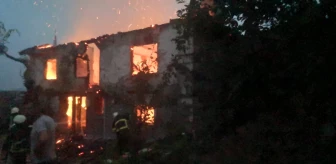 Paşaçayı köyünde 2 katlı ev yandı
