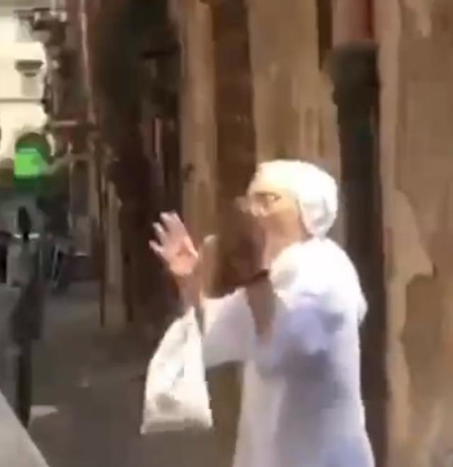 Rahibe sokak ortasında öpüşen kadınlara tepki gösterdi