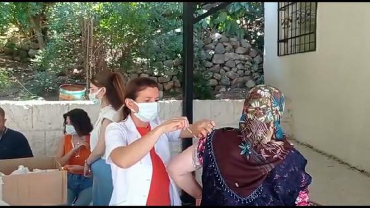 Sağlıkçılar mahalleye gidip engelli ve yaşlı vatandaşların hatırlatma aşılarını yaptı