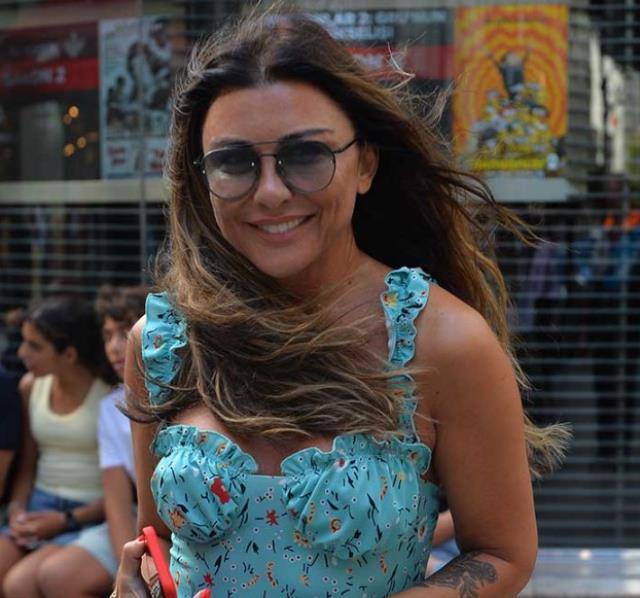 Şarkıcı Selen Görgüzel, yüzüne sünnet derisinden cilt bakımı yaptırdı Şarkıcı Selen Görgüzel, yüzüne sünnet derisinden cilt bakımı yaptırdı