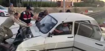 Trenin çarptığı otomobilden burunları kanamadan kurtuldular