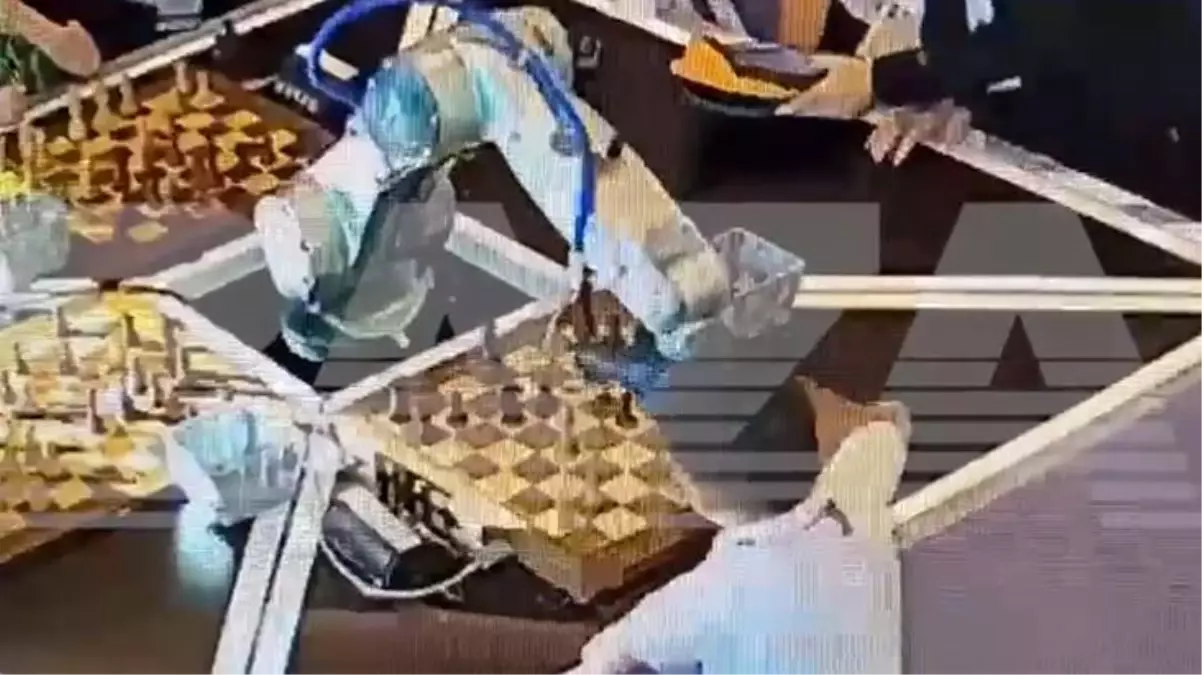Turnuvada feci olay! Satranç robotu, rakibi olan çocuğun parmağını kırdı