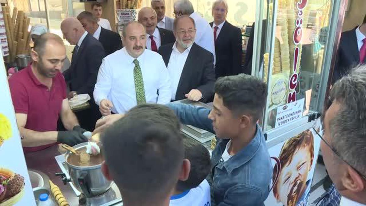 Bakan Mustafa Varank'tan vatandaşlara dondurma ikramı