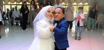 Bir metrelik çift Sivas'ta gerçekleştirilen ikinci düğünlerinin ardından dünya evine girdi