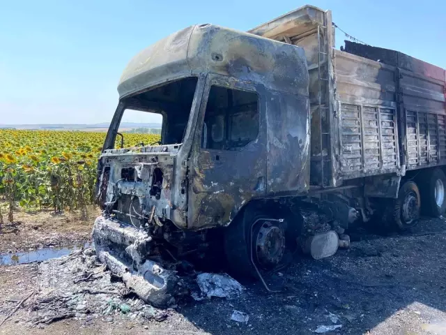 Buğday yüklü kamyon bilinmeyen bir nedenle alev alev yandı