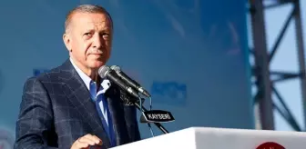 Cumhurbaşkanı Erdoğan, konuşması sırasında 'Buraya enteresan bir şey yazmışlar' diyerek asılan pankarta dikkat çekti