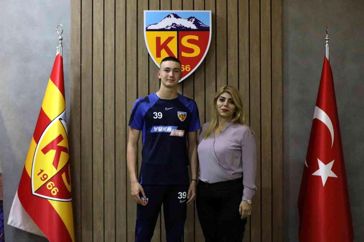 Kayserispor'da Mehmet Şamil Öztürk profesyonel imzayı attı