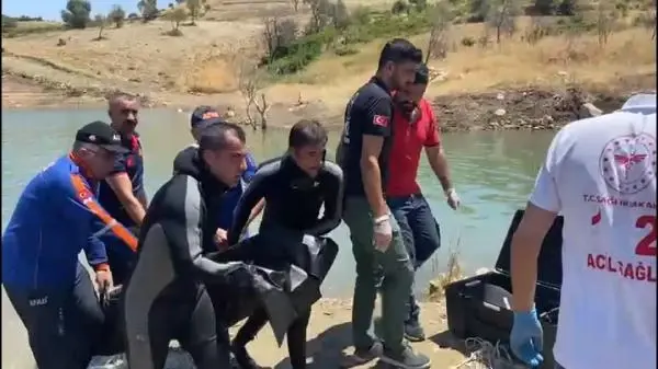 Kız kardeşler, serinlemek için girdikleri gölde boğuldu Kız kardeşler, serinlemek için girdikleri gölde boğuldu