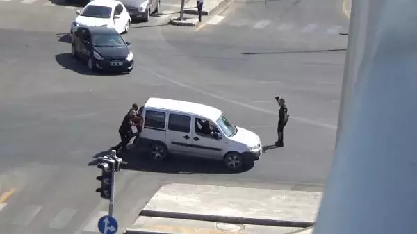 MOTOSİKLETLİ YUNUS TİMLERİ, YAKITI BİTEN ARACI AKARYAKIT İSTASYONUNA KADAR İTTİ