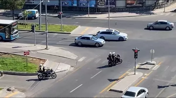 MOTOSİKLETLİ YUNUS TİMLERİ, YAKITI BİTEN ARACI AKARYAKIT İSTASYONUNA KADAR İTTİ