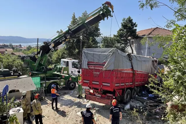 Yokuş aşağı inen kamyon gecekondunun üzerine düştü: 4 kişilik aile enkaz altında kaldı