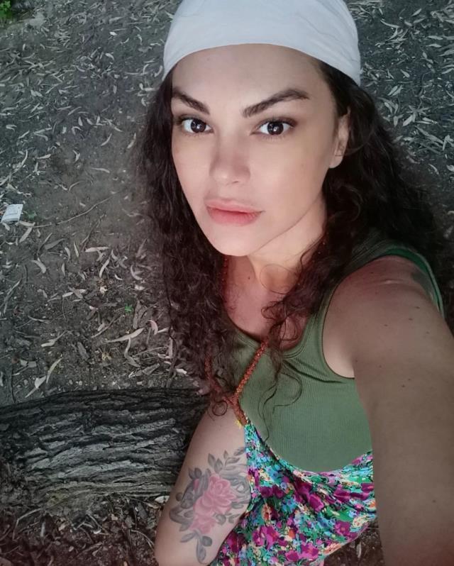 Şarkıcı Nez, konserinde kalça dansı yaparken kendinden geçti Şarkıcı Nez, konserinde kalça dansı yaparken kendinden geçti