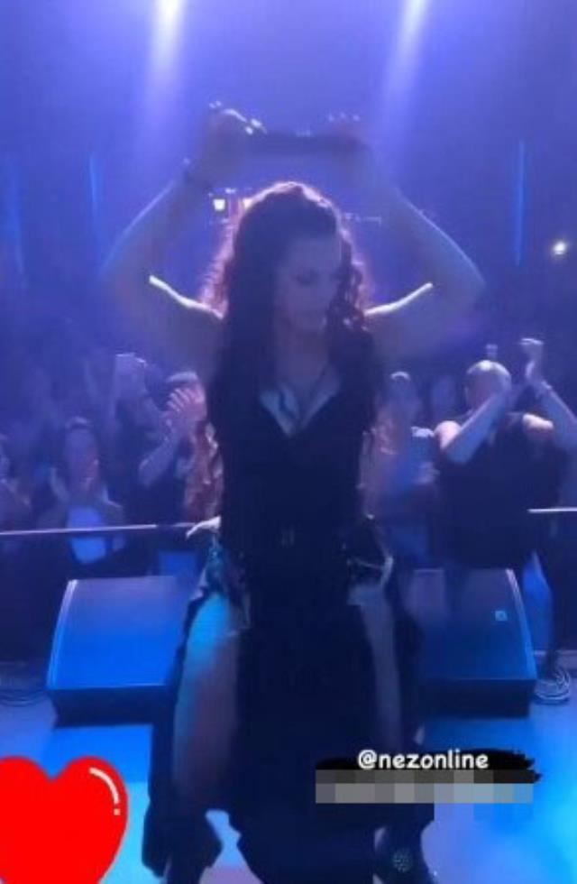 Şarkıcı Nez, konserinde kalça dansı yaparken kendinden geçti Şarkıcı Nez, konserinde kalça dansı yaparken kendinden geçti