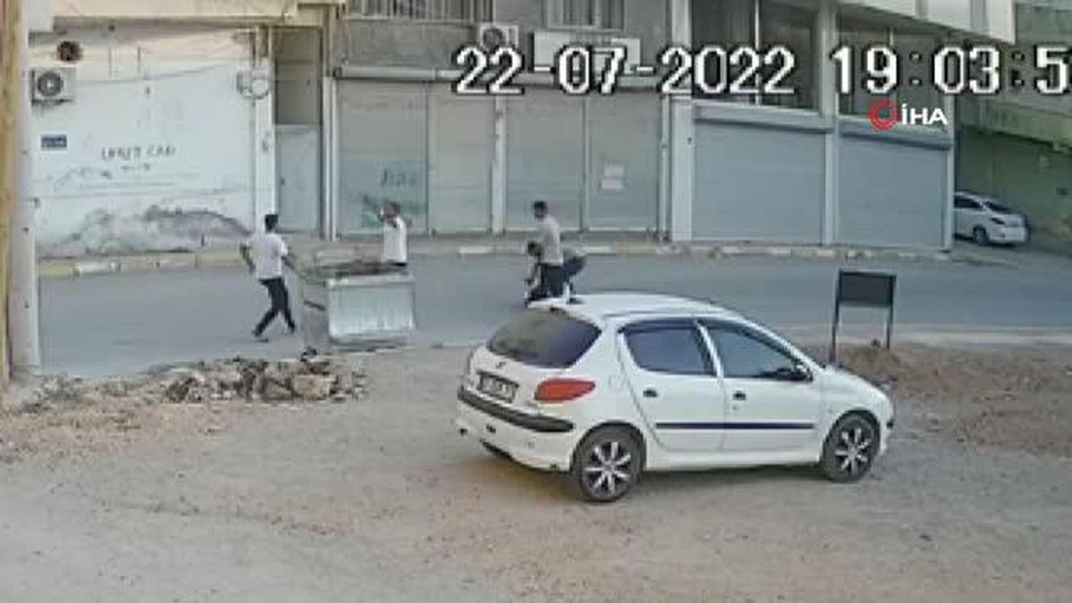 Son dakika haberleri! Sokak ortasında öldüresiye dayak kamerada