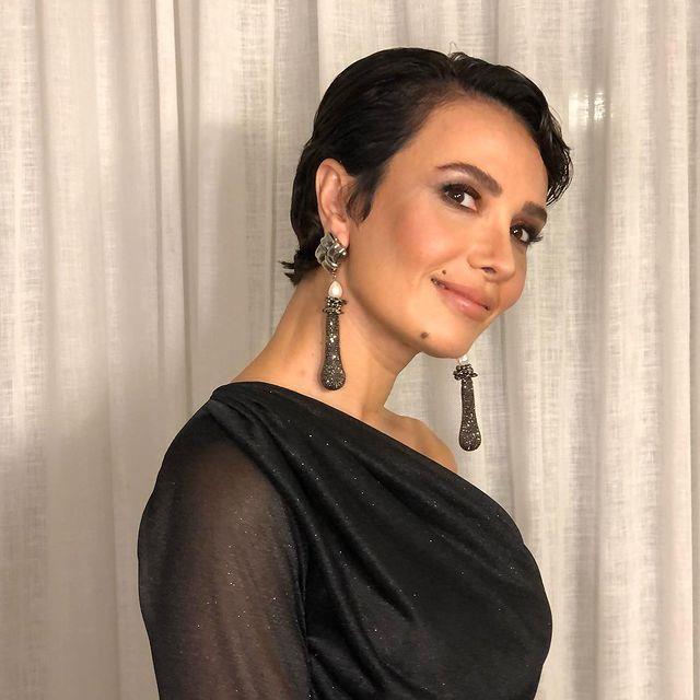 Songül Öden, dizi setinde hava yastıkları patlayan aracın içinde sıkıştı Songül Öden, dizi setinde hava yastıkları patlayan aracın içinde sıkıştı