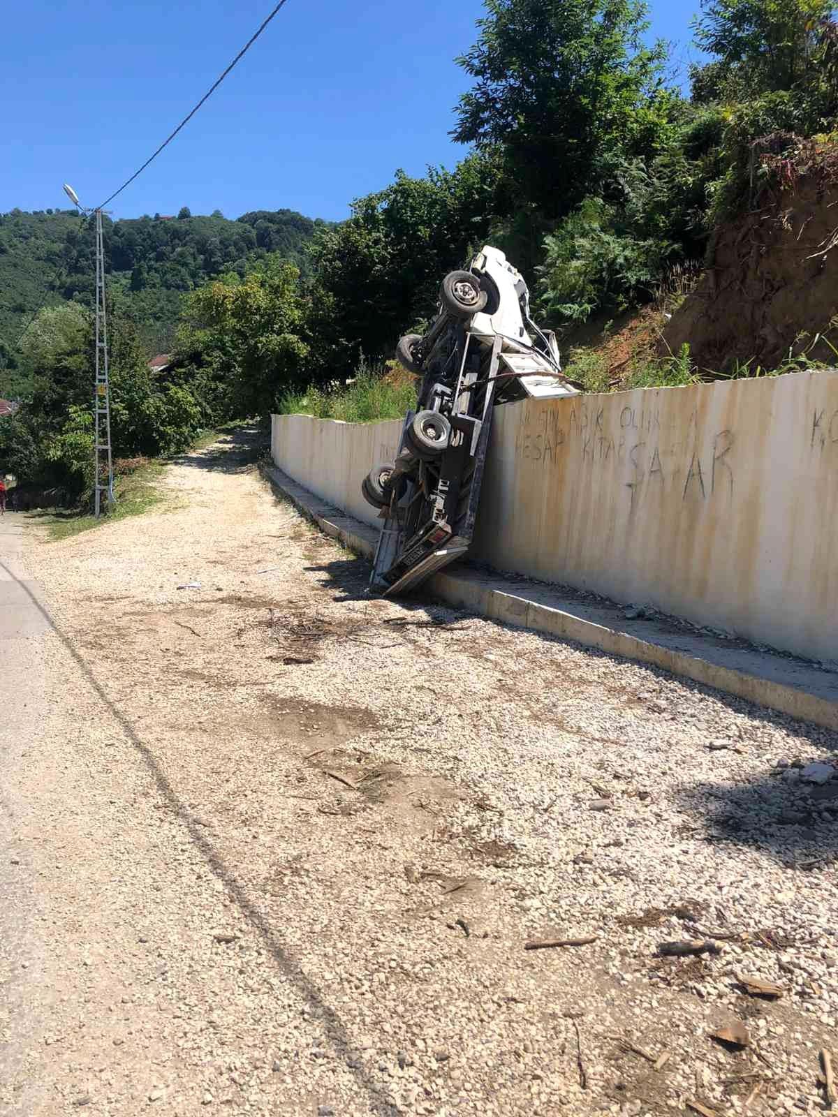 Son dakika haberleri... Yokuş aşağı kayan kamyonetini kurtarmak isteyen sürücü ölümden döndü