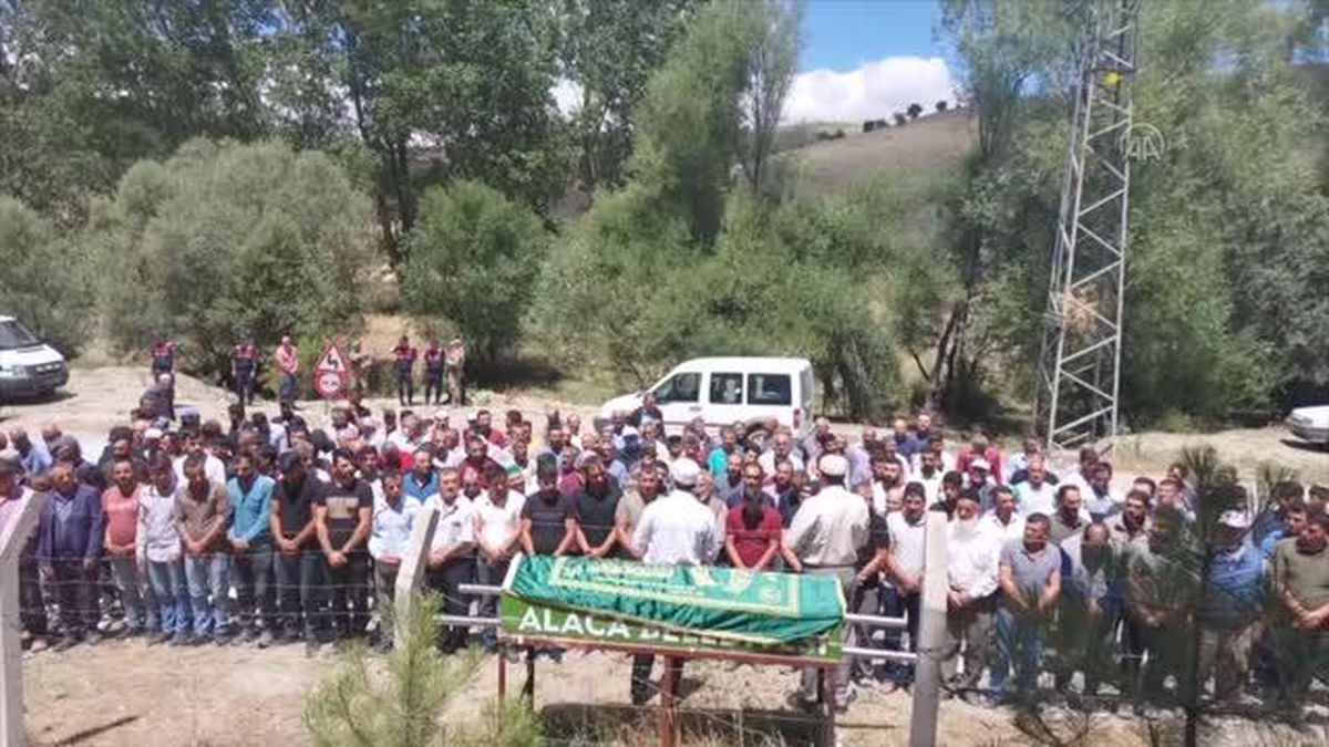 Amcasının oğlu tarafından öldürülen kişinin cenazesi defnedildi