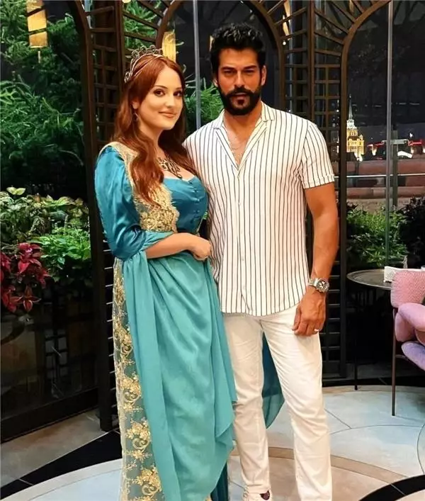 Burak Özçivit'in Rusya'da Yemek Yediği İsimlerin Kimliği Ortaya Çıktı! Öğrenince Çok Şaşıracaksınız... Burak Özçivit'in Rusya'da Yemek Yediği İsimlerin Kimliği Ortaya Çıktı! Öğrenince Çok Şaşıracaksınız...