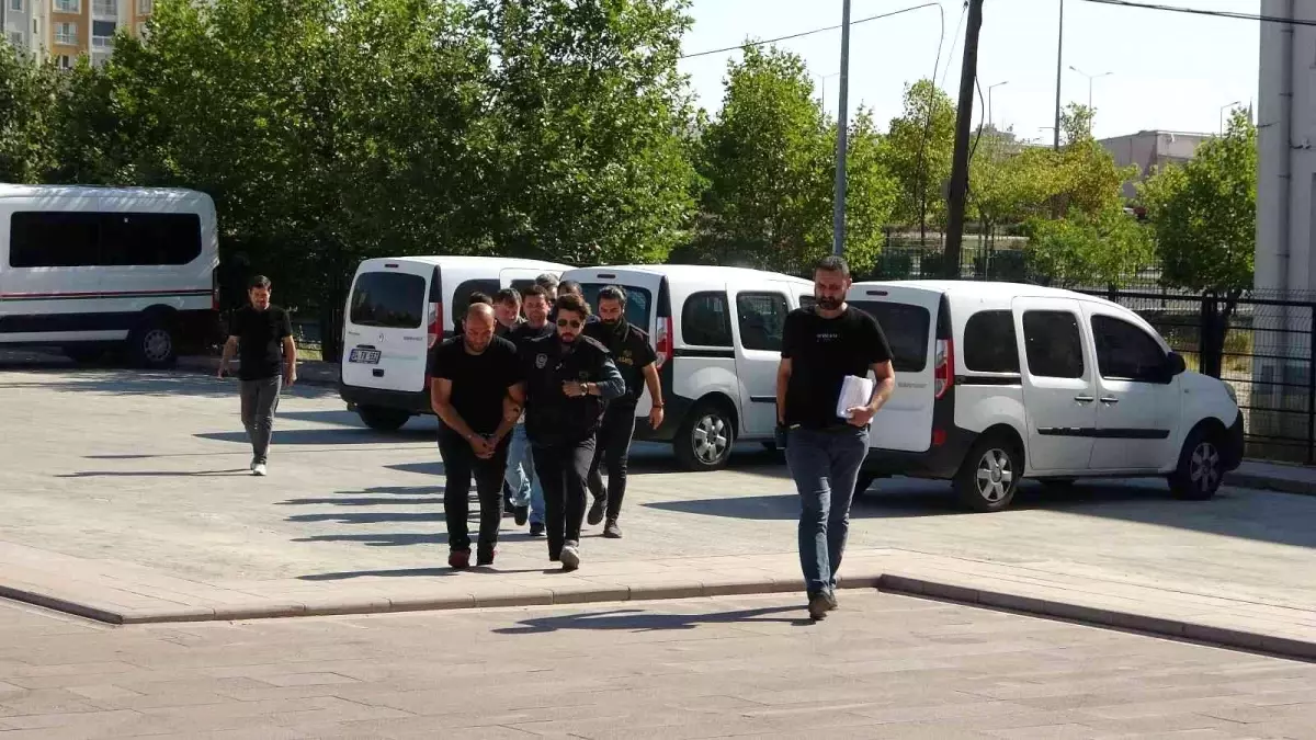 Çete kurup polis kılığına girdi ağabeyini yaralayıp gasp etti