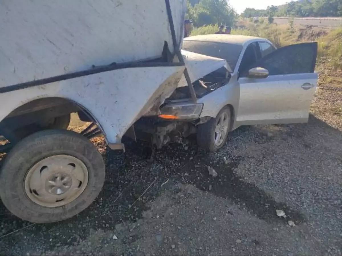 Son dakika haber... ELAZIĞ'DA OTOMOBİL, MİNİBÜSE ÇARPTI 11 YARALI