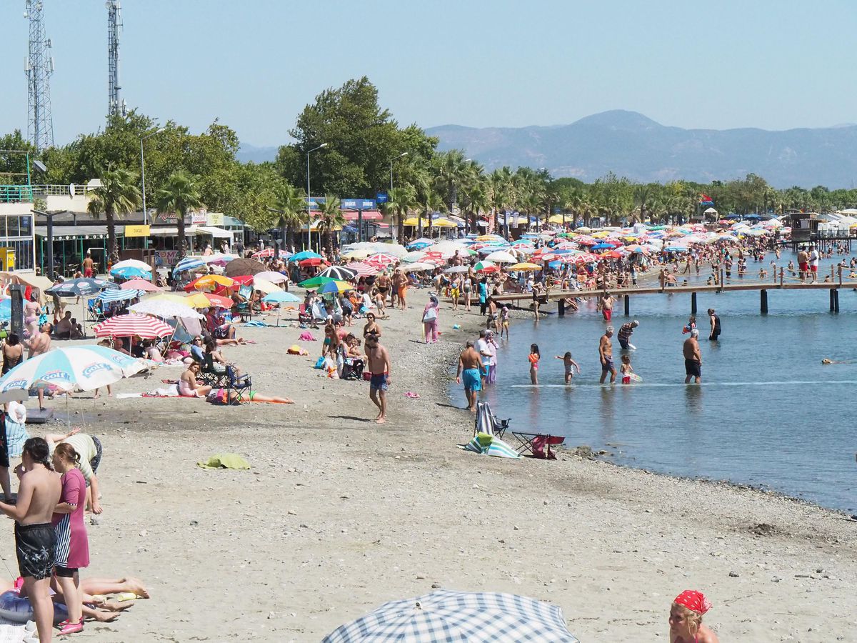 BALIKESİR - Hava sıcaklıklarının 36 dereceyi aştığı Edremit Körfezi'nde sahiller doldu