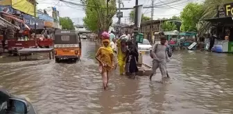 HAYDARABAD - Pakistan'da etkili muson yağmurları