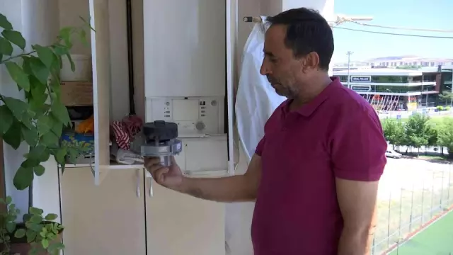 Elekrik panosuna giren hırsız, yanlış kabloyu kesince 40 dairenin elektronik cihazı yandı: Hasar 400 bin lira Elekrik panosuna giren hırsız, yanlış kabloyu kesince 40 dairenin elektronik cihazı yandı: Hasar 400 bin lira