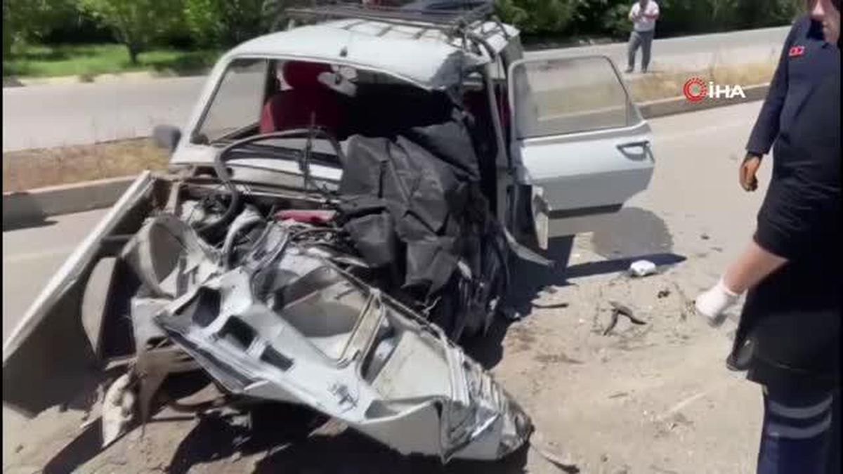 Kontrolden çıkan araç karşı şeride geçip tır ile çarpıştı, sürücü hayatını kaybetti
