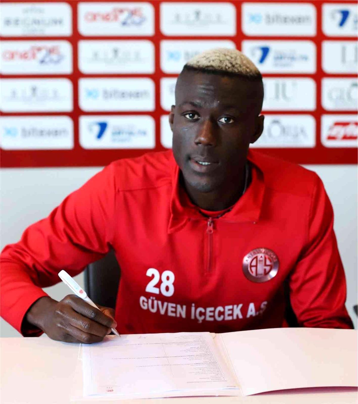 Ndao, bir yıl daha Antalyaspor'da kiralık olarak forma giyecek