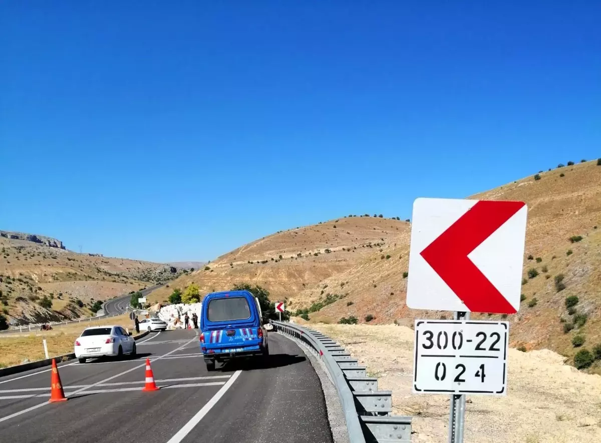 Saman yüklü kamyon devrildi: 1 ölü