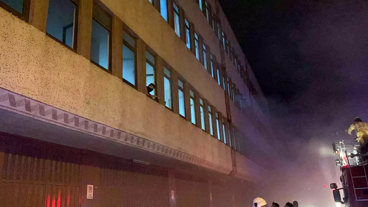 Son dakika haberi | Bayrampaşa'da yangın çıkan iş yerinde mahsur kalan 3 kişiyi ve köpeği itfaiye kurtardı