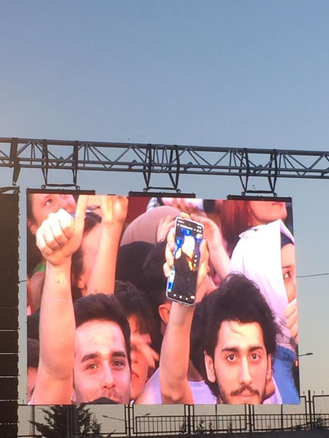 Dev ekrana yansıttılar! Fatih Terim, ünlü rapçi Ceza'nın konserine damga vurdu Dev ekrana yansıttılar! Fatih Terim, ünlü rapçi Ceza'nın konserine damga vurdu