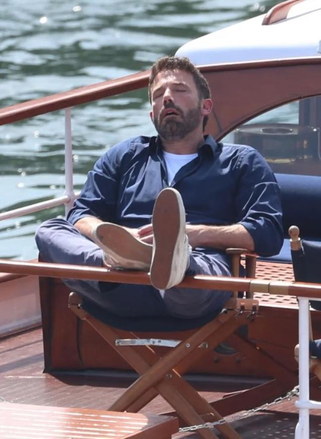 Jennifer Lopez ile evlenen Ben Affleck balayında ağzı açık uyuya kaldı Jennifer Lopez ile evlenen Ben Affleck balayında ağzı açık uyuya kaldı