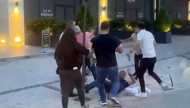 Otobüste genç kızın ayaklarının fotoğrafını çekildiğini gören yolcular şahsa meydan dayağı attı