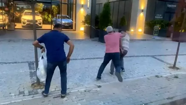 Otobüste genç kızın ayaklarının fotoğrafını çekildiğini gören yolcular şahsa meydan dayağı attı