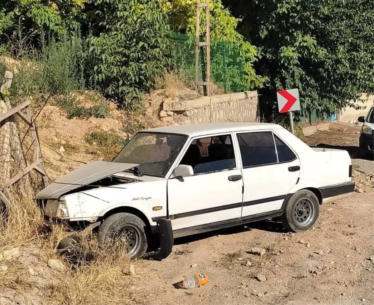 Malatya'da otomobil bahçe korkuluklarına çarptı: 3 yaralı