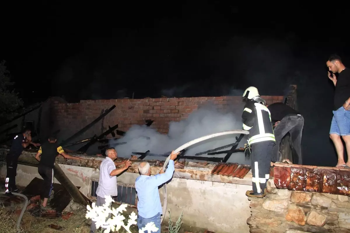 Manisa'da ahır yangını korkuttu