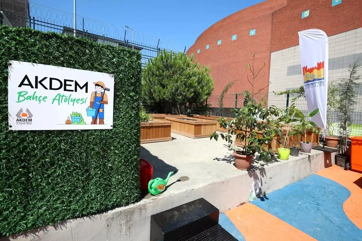 Zeytinburnu'nda engelli bireyler sebze yetiştirerek gelişimlerine katkı sağlıyor